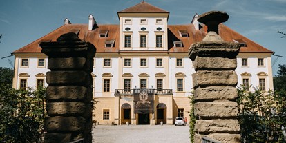 Hochzeit - Art der Location: Eventlocation - Oberösterreich - Außenansicht unseres schönen Barockschlosses, welches von allen Seiten von einem Wassergraben umgeben ist. - Innviertler Versailles