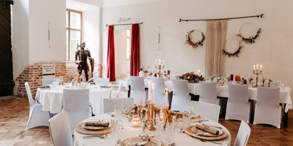 Hochzeit - Hochzeits-Stil: Modern - Im Festsaal werden je nach Wunsch runde oder eckige Tische aufgebaut.  - Innviertler Versailles