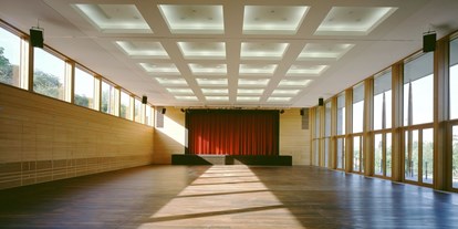 Hochzeit - Geeignet für: Eventlocation - Schwieberdingen - Strudelbachhalle von innen - Großer Saal mit verschlossenen Vorhang auf der Bühne - Strudelbachhalle