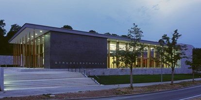 Hochzeit - barrierefreie Location - Böblingen - Strudelbachhalle von außen - beleuchtet - Strudelbachhalle