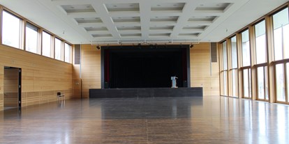 Hochzeit - Hochzeitsessen: Catering - Stuttgart - Strudelbachhalle von innen - Großer Saal mit geöffnetem Vorhang auf der Bühne - Strudelbachhalle