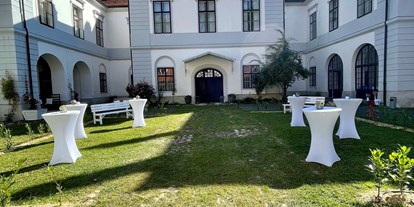 Hochzeit - Hochzeitsessen: 3-Gänge Hochzeitsmenü - Burgenland - Innenhof - Schloss Nikitsch