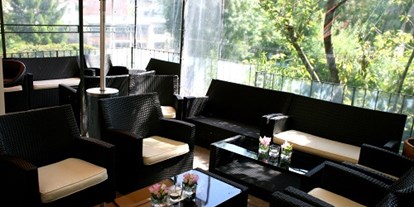 Hochzeit - Schliersee - Lounge mit schwarzen Möbel - ViCulinaris im Kolbergarten