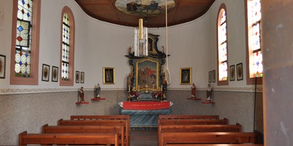 Hochzeit - Waldkirch (Emmendingen) - Im Inneren der Kapelle gibt es einen schönen Altar mit dem Heiligen St. Martin als Altarbild und Platz für ca. 35-40 Personen. - Martinskapelle auf dem Martinshof