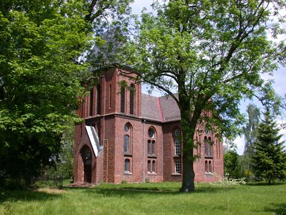Hochzeit - Trauung im Freien - Schloss Ziethen - Kirche - Schloss Ziethen