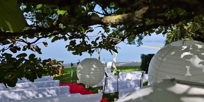Hochzeit - Art der Location: Strand - Eine Trauung direkt am Gnadensee. - Sekt am See
