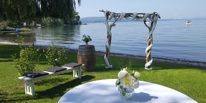 Hochzeit - Umgebung: im Park - Elgg - Trauung am Gnadensee in Baden-Württemberg. - Sekt am See