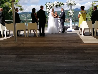 Hochzeit - Art der Location: im Freien - Intime Trauung auf der Sonnenterrasse - Hotel Parks Velden