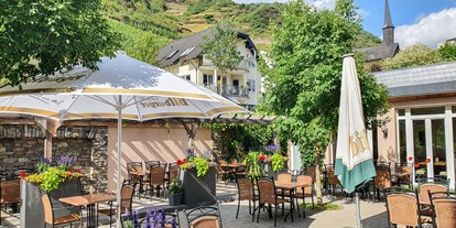 Hochzeit - Wein- und Biergarten hinter dem Haus, direkter Zugang vom Festsaal - Landgasthof Winzerscheune in Valwig an der Mosel