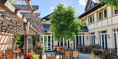 Hochzeit - Wein- und Biergarten hinter dem Haus, direkter Zugang vom Festsaal - Landgasthof Winzerscheune in Valwig an der Mosel