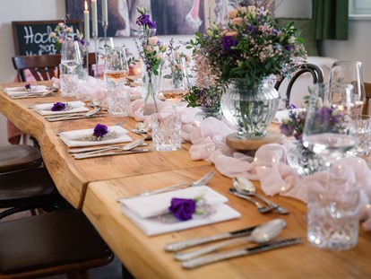 Hochzeit - Art der Location: Gasthaus - Wunderschöne romantische Tischdekoration in der Trüfüstubn im Narzissendorf Zloam in Grundlsee. - Narzissendorf Zloam