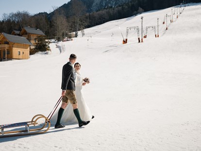 Hochzeit - Hunde erlaubt - Ein Wintermärchen wird wahr - eine Winterhochzeit im Narzissendorf Zloam in Grundlsee. - Narzissendorf Zloam