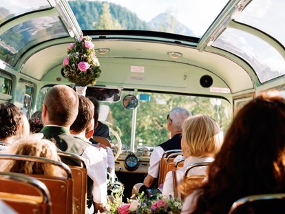 Hochzeit - Mit dem Oldtimer-Bus geht es zurück von der Trauung im Narzissen Zloam. - Narzissendorf Zloam