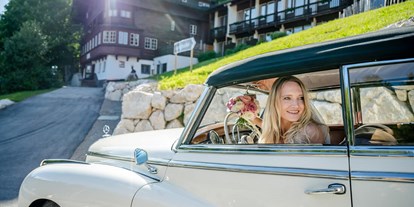 Hochzeit - Umgebung: in den Bergen - Ebbs - Brautauto vor dem Berghotel Sudelfeld  - Berghotel Sudelfeld - Brösel Alm
