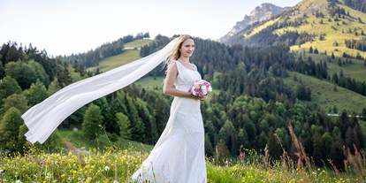 Hochzeit - Sommerhochzeit - Ellmau - Brautfotos ganz ohne Windmaschine bei der Brösel Alm und dem Berghotel Sudelfeld - Berghotel Sudelfeld - Brösel Alm