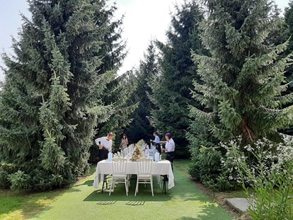 Hochzeit - Winterhochzeit - Waldterrasse mit Kaffeetafel im Privatwald hinter der Festscheune an der Hochzeitskapelle - Hochzeitskapelle Callenberg (Privatkapelle)