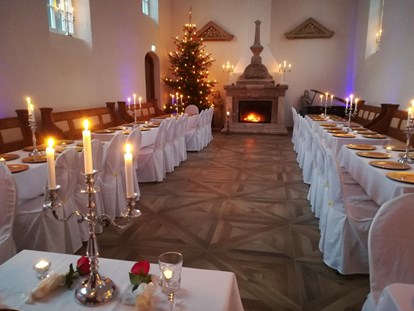Hochzeit - interne Bewirtung - In der Weihnachtszeit wird die Hochzeitskapelle auch zur "Weihnachtskapelle" für private Familienfeiern und für Firmen-Weihnachtsfeiern nach traditioneller erzgebirgischer Art. - Hochzeitskapelle Callenberg (Privatkapelle)