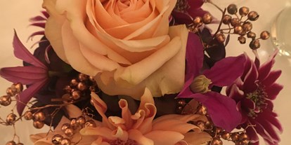 Hochzeit - Hochzeitsessen: Buffet - Oberbayern - Saal - Blumengesteck rosé-lila-gold in Viereck Glasvase - Gasthaus Neuwirt / Martin Irl Catering