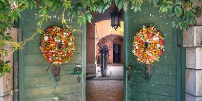 Hochzeit - Preisniveau: exklusiv - Eingang Schloss Lichtengraben - Gut Schloss Lichtengraben  - romantisches Schloss exklusive mieten