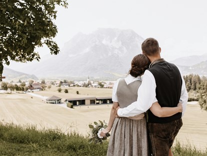 Hochzeit - Hochzeitsessen: 3-Gänge Hochzeitsmenü - Blick vom Schlosspark auf den Grimming - IMLAUER Hotel Schloss Pichlarn