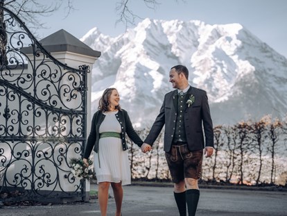 Hochzeit - Winterhochzeit - Steiermark - Viele Möglichkeiten für traumhafte Hochzeitsfotos direkt vor dem Hotel - IMLAUER Hotel Schloss Pichlarn