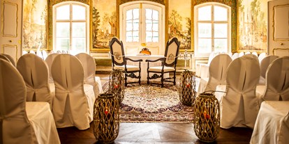 Hochzeit - Art der Location: ausgefallene Location - Tapetenzimmer mit eleganten Stuhlhussen - Schloss Luberegg