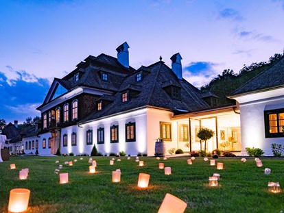Hochzeit - Art der Location: Eventlocation - Ober-Grafendorf - Lichtermeer - mehr Romantik geht nicht! - Schloss Luberegg