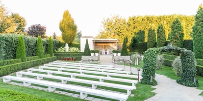 Hochzeit - interne Bewirtung - Rosenburg - Garten der Liebe - Sitzmöglichkeit für die Gäste | Copyright Foto: fotografundfee - Kittenberger Erlebnisgärten