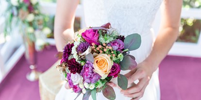 Hochzeit - Trauung im Freien - Rosenburg - Brautstrauß von unserer Floristin | Copyright Foto: fotografundfee - Kittenberger Erlebnisgärten