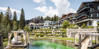 Hochzeit - Preisniveau: exklusiv - Außenansicht, Naturbadeteich - Alpin Resort Sacher *****S Seefeld - Tirol