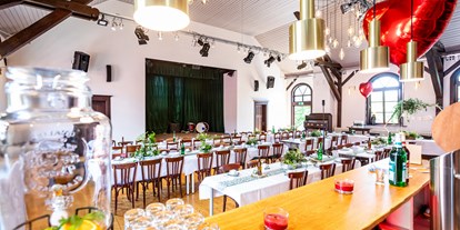 Hochzeit - Hochzeitsessen: mehrgängiges Hochzeitsmenü - Thüringen Ost - Bei einer Hochzeit - Saal mit Bar und Bühne - Villa-Kapellendorf