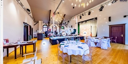 Hochzeit - Hochzeitsessen: mehrgängiges Hochzeitsmenü - Thüringen Ost - Runde Tische im Saal zur Hochzeitsfeier - Villa-Kapellendorf