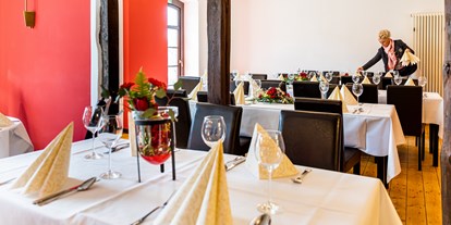 Hochzeit - Geeignet für: Eventlocation - Kapellendorf - Roter Salon wird zur Hochzeit geschmückt - Villa-Kapellendorf