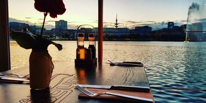 Hochzeit - Art der Location: Restaurant - Jork - Aussicht aus der Alsterlagune direkt mit Blick auf die Hamburger Alster. - Alsterlagune
