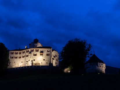 Hochzeit - Parkplatz: Busparkplatz - Schloss bei Nacht - Schloss Friedberg