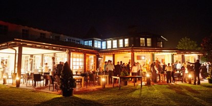 Hochzeit - Nordrhein-Westfalen - ausgelassen Feiern in einer lauen Sommernacht - Golf Café Restaurant