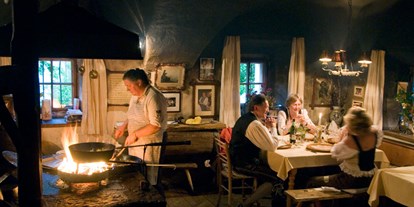 Hochzeit - externes Catering - Pinzgau - In der Rauchkuchl werden über offenen Feuer mehrgängige Menüs zubereitet. - Schwaigerlehen
