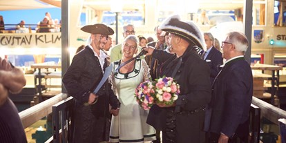 Hochzeit - Hochzeits-Stil: Boho-Glam - Ebensee - Attersee Schiffahrt - Kapitänstrauung