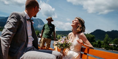 Hochzeit - Hochzeits-Stil: Boho-Glam - Hallstatt - Altaussee Schiffahrt - Kapitänstrauung