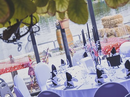 Hochzeit - Hochzeitsessen: À la carte - Unser großzügiger Gastgarten mit direktem Blick aufs Wasser.  - Donau Restaurant - Vabene