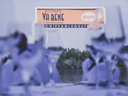 Hochzeit - Frühlingshochzeit - Das Donau Restaurant VA BENE verfügt über eine eigene Schiffsanlegestelle, damit Sie und Ihre Gäste bequem per Schiff anreisen können. - Donau Restaurant - Vabene