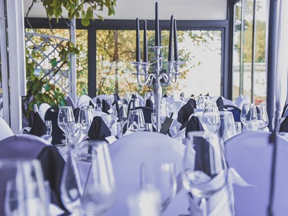Hochzeit - Hochzeits-Stil: Modern - Unser herrlicher Wintergarten lädt auch im Inneren zu einer fantastischen Hochzeitsfeier ein. - Donau Restaurant - Vabene
