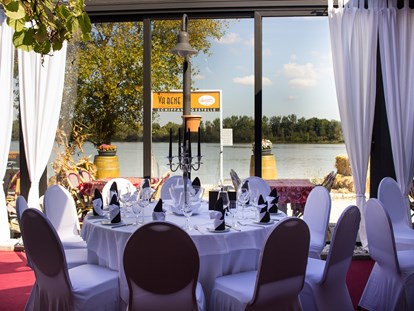 Hochzeit - Trauung im Freien - Der Blick vom Festsaal des Restaurant Vabene (1020 Wien) auf die Donau. - Donau Restaurant - Vabene