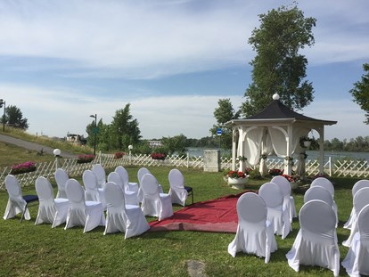 Hochzeit - Art der Location: privates Anwesen - Österreich - In der Loggia des Restaurant Vabene können Gartenhochzeiten direkt am Wasser gefeiert werden. - Donau Restaurant - Vabene