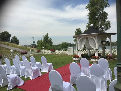 Hochzeit - Wickeltisch - In der Loggia des Restaurant Vabene können Gartenhochzeiten direkt am Wasser gefeiert werden. - Donau Restaurant - Vabene