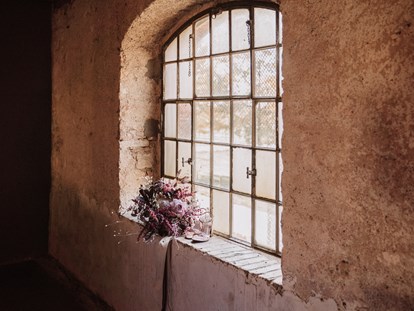 Hochzeit - Art der Location: Scheune - Die Rustikalen Sprossenfenster des Galleriesaal  - Eichenstolz