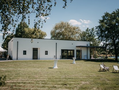 Hochzeit - Hochzeits-Stil: Modern - Karlsruhe - Die Wiese des Seehaus  - Seehaus Forst