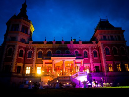 Hochzeit - Geeignet für: Eventlocation - Steinbach am Attersee - Das Schloss Traunsee bei Nacht. - Schloss Traunsee