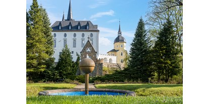 Hochzeit - interne Bewirtung - Erzgebirge - Außenansicht Schlossgebäude vom Gaten aus. - Schlosshotel PURSCHENSTEIN