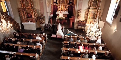 Hochzeit - interne Bewirtung - Nockberge - Die Kirche St. Ulrich ist nur ein paar Meter vom Hotel entfernt.  - Hotel Prägant